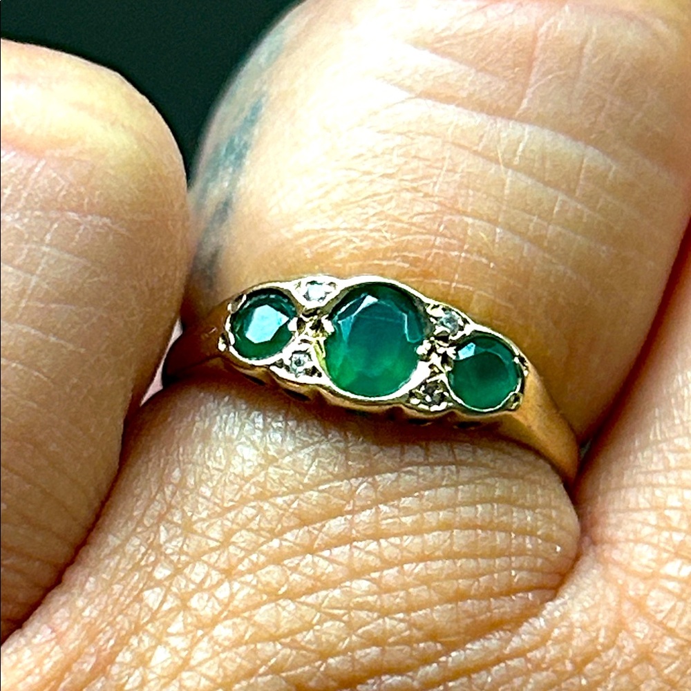 Elegant Gold Diamond and Emerald Ring